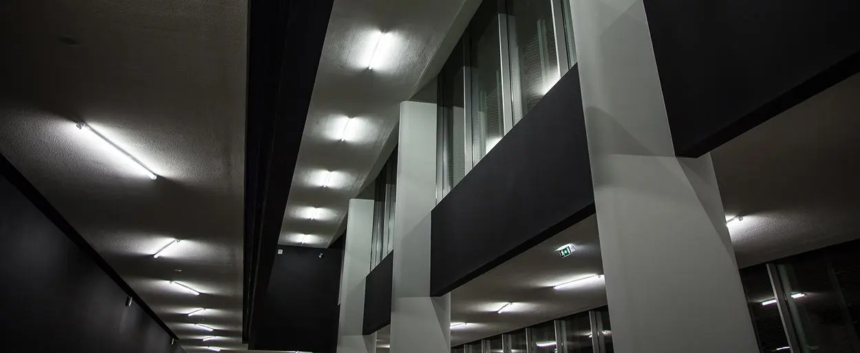 Corredor da ala de congressos, na arquitetura contemporânea de Carrilho da Graça
