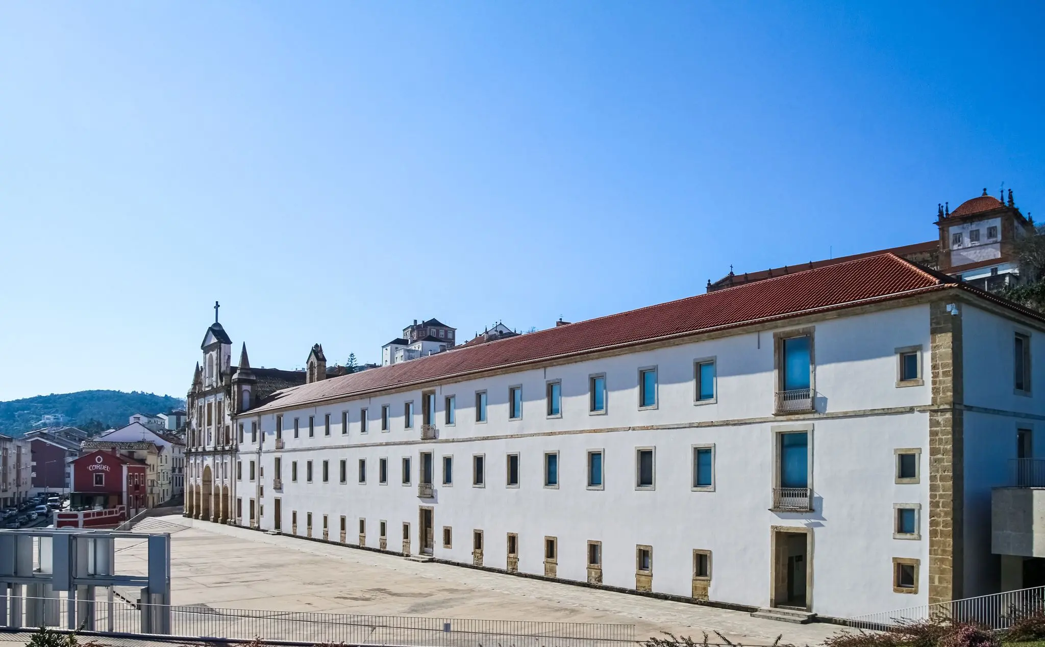 A longa ala conventual vista do adro