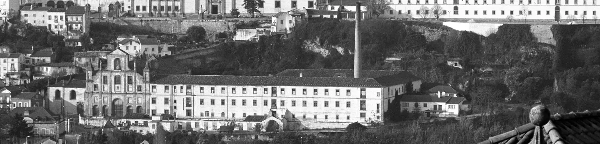 Fotografia de arquivo de 1983: o Convento e a encosta de Santa Clara