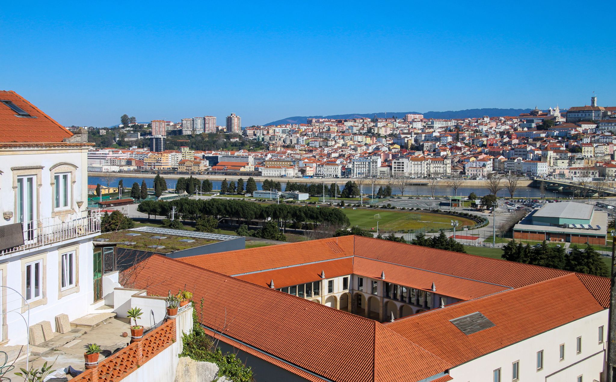 Vista aérea do claustro do Convento São Francisco, com Coimbra do outro lado do Mondego