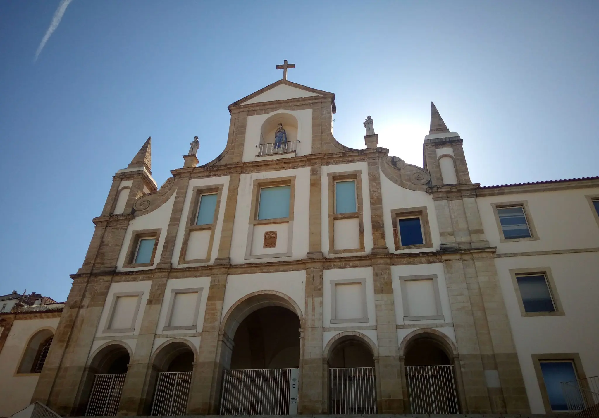 Fachada da antiga igreja do Convento ao fim da tarde