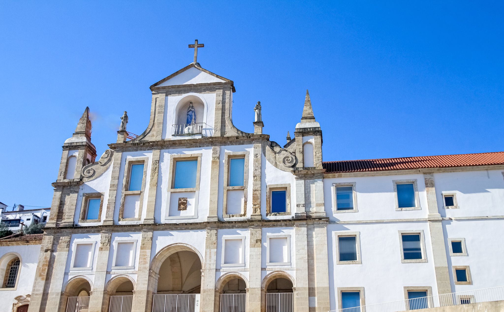 Fachada da antiga igreja e ala do Convento São Francisco, em Santa Clara, Coimbra